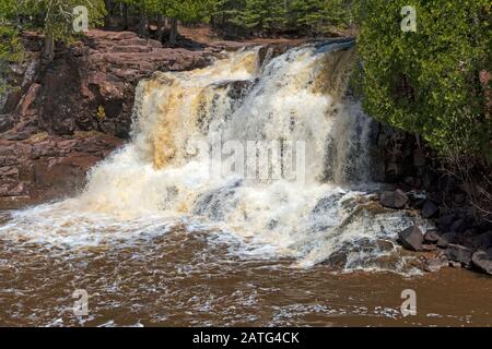 Acque Sorgive Sulle Upper Goosebery Falls Tra Red Rocks Nel Gooseberry Falls State Park In Minnesota Foto Stock