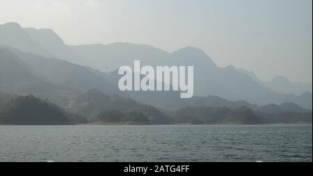 Vista sul fiume Yangtze per il viaggiatore con la zona tre gole, la parte del fiume Yangtze nella città di Yichang, provincia Hubei Cina. L'albero Foto Stock