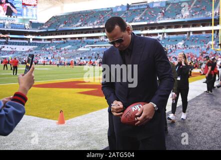 Miami Gardens, Stati Uniti. 02nd Feb, 2020. Il grande Alex Rodriguez di New York Yankee firma un calcio prima dell'inizio del Super Bowl LIV tra la 49ers di San Francisco e i Kansas City Chiefs all'Hard Rock Stadium di Miami Gardens, Florida, domenica 2 febbraio 2020. Foto di Kevin Dietsch/UPI Credit: UPI/Alamy Live News Foto Stock