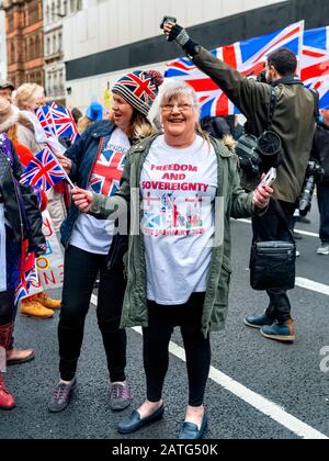 Festa della Brexit 31st gennaio 2020 Whitehall; e i sostenitori della Brexit di Parliament Square a Londra celebrano Foto Stock