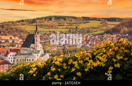 Cielo serale sopra la città medievale di Cesky Krumlov, Repubblica Ceca. Foto Stock