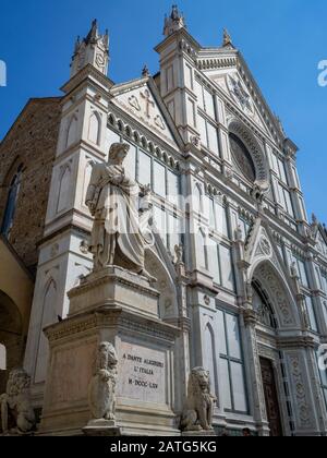 Statua di Dante Alighieri presso la Basilica di Santa Croce, Firenze Foto Stock