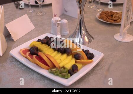 Frutta affettata sul tavolo freh Foto Stock