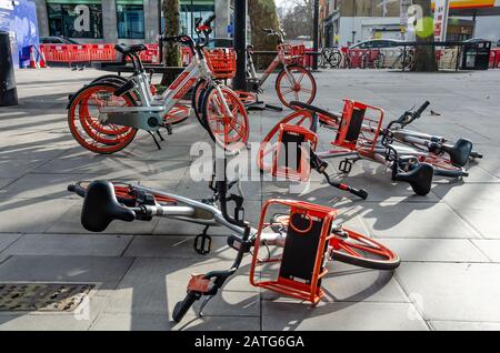 Noleggio biciclette Mobike su un marciapiede londinese. Foto Stock