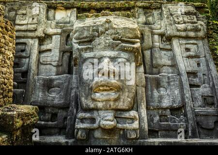 Riserva archeologica di Lamanai Tempio della maschera maya in Belize da vicino Foto Stock