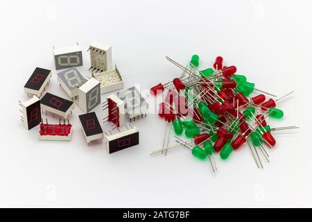 Componenti elettronici. Vecchio display a LED a 7 segmenti a cifra singola e led rosso e verde su sfondo bianco. Foto Stock