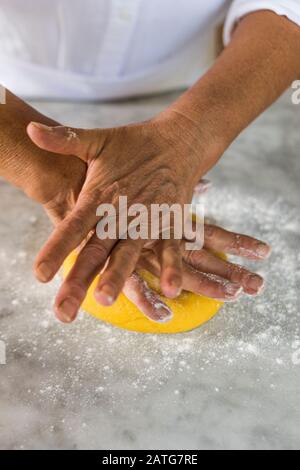 Donna italiana impastare pasta fatta in casa Foto Stock