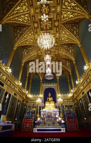 Phra Buddha Angkhiros, la figura principale del Buddha nella cappella principale del Tempio di Wat Ratchabophit Sathit Maha Simaram, Bangkok, Thailandia Foto Stock