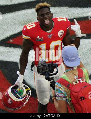 Miami Gardens, Stati Uniti. 02nd Feb, 2020. Il ricevitore largo dei capi di Kansas City Tireek Hill (10) reagisce durante i riscaldamenti per il Super Bowl LIV contro la 49ers di San Francisco all'Hard Rock Stadium di Miami Gardens domenica 2 febbraio 2020. Foto di Jon SooHoo/UPI Credit: UPI/Alamy Live News Foto Stock