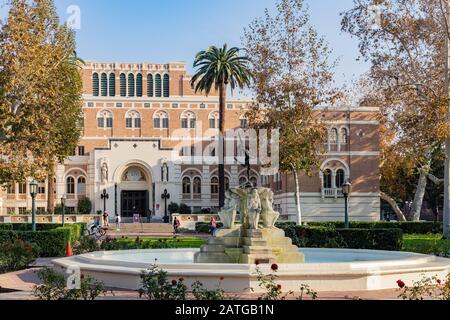 Los Angeles, 15 gennaio: Pomeriggio soleggiata vista della Doheny Memorial Library di USC il 15 GENNAIO 2020 a Los Angeles, California Foto Stock