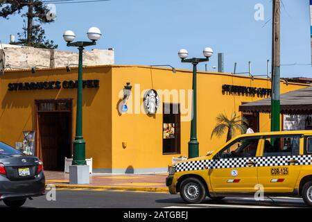 Barranco, Lima, PERÙ - 10 maggio 2016: Una caffetteria Starbucks accanto alla piazza principale nel quartiere Barranco di Lima, Perù. Il 10 maggio 2016. Foto Stock