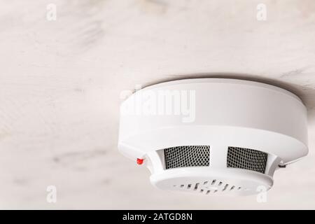 Moderno rilevatore di fumo sul soffitto Foto Stock