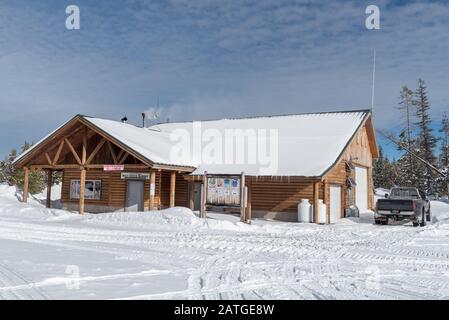 Edificio di manutenzione invernale al Salt Creek Summit Sno-Park, Wallowa-Whitman National Forest, Oregon. Foto Stock