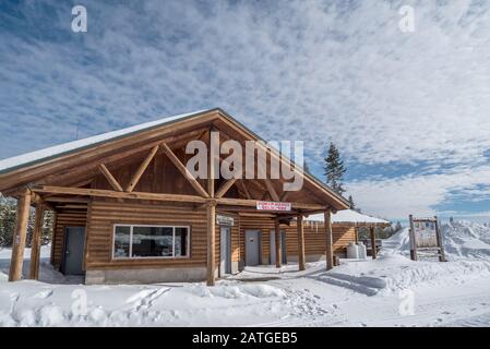 Edificio di manutenzione invernale al Salt Creek Summit Sno-Park, Wallowa-Whitman National Forest, Oregon. Foto Stock