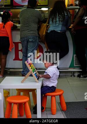 Giochi per bambini su Calle El Conde Santo Domingo Dominica Repubblica Foto Stock