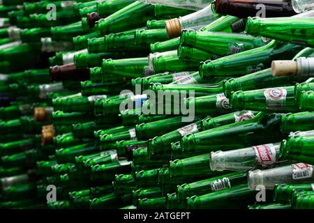 Bottiglie di vetro impilate per riciclare Santo Domingo Repubblica Dominicana Foto Stock