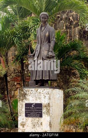 Statua di Salome Urena de Heniquez in piazza della poesia Santo Domingo Repubblica Dominicana Foto Stock