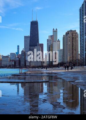 Skyline di Chicago dal lungolago a nord del centro. Seawall che mostra vicino record alti livelli di lago. Foto Stock