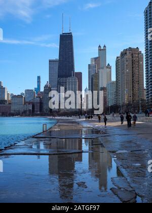 Skyline di Chicago dal lungolago a nord del centro. Seawall che mostra vicino record alti livelli di lago. Foto Stock