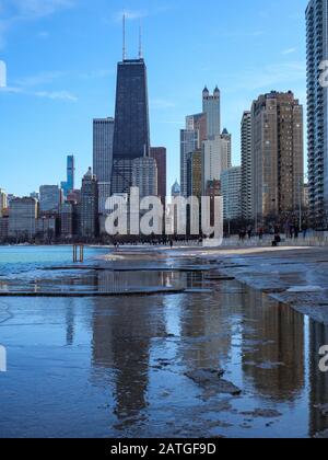 Skyline di Chicago dal lungolago a nord del centro. Seawall che mostra vicino record alti livelli di lago. Foto Stock