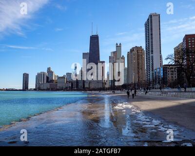 Skyline di Chicago dal lungolago a nord del centro. Seawall che mostra vicino record alti livelli di lago. Foto Stock