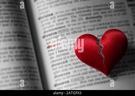 Cuore rotto rosso sulla definizione di divorzio del dizionario. Il concetto di divorzio, separazione, infedeltà . Messa a fuoco selettiva. Foto Stock