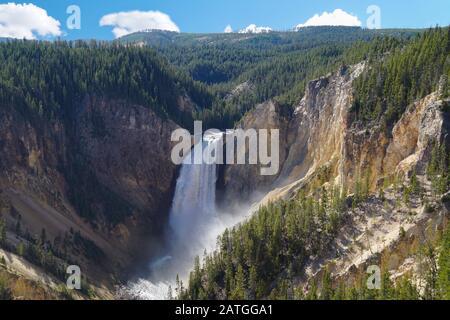 La maestosa bellezza delle cascate Inferiori del Grand Canyon nel Parco Nazionale di Yellowstone. Foto Stock
