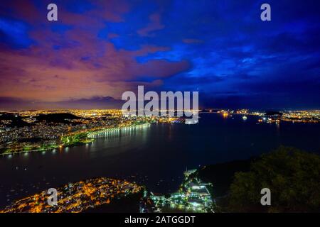 Tempesta di fulmini sopra l'aeroporto Santos Dumont, tra Rio de Janeiro e Niteroi, visto dal Pao de Acucar (Pan di zucchero) Foto Stock