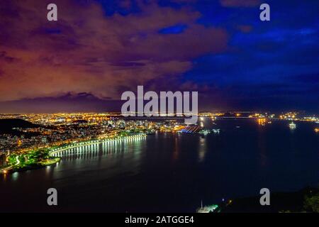 Tempesta di fulmini sopra l'aeroporto Santos Dumont, tra Rio de Janeiro e Niteroi, visto dal Pao de Acucar (Pan di zucchero) Foto Stock