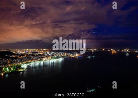 Tempesta di fulmini sopra l'aeroporto Santos Dumont, tra Rio de Janeiro e Niteroi, visto dal Pao de Acucar (Pan di zucchero) Foto Stock