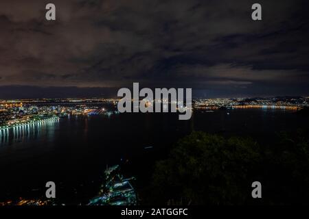 Tempesta di fulmini sopra l'aeroporto Santos Dumont, tra Rio de Janeiro e Niteroi, visto dal Pao de Acucar (Pan di zucchero) Foto Stock