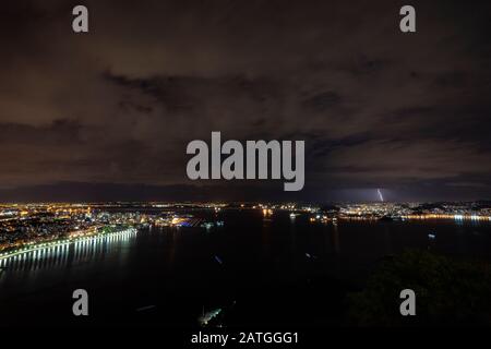 Tempesta di fulmini sopra l'aeroporto Santos Dumont, tra Rio de Janeiro e Niteroi, visto dal Pao de Acucar (Pan di zucchero) Foto Stock