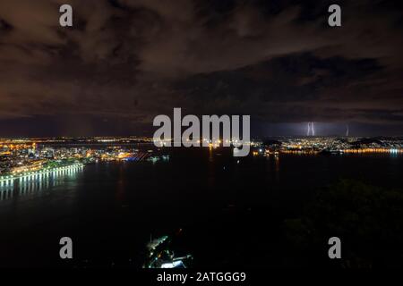 Tempesta di fulmini sopra l'aeroporto Santos Dumont, tra Rio de Janeiro e Niteroi, visto dal Pao de Acucar (Pan di zucchero) Foto Stock