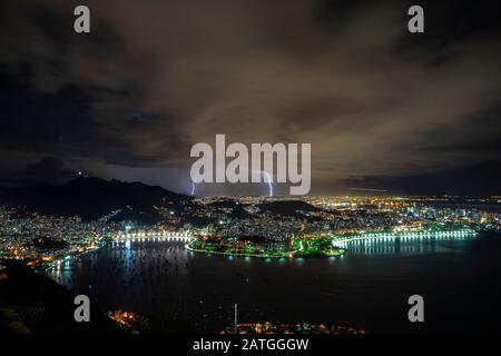 Tempesta di fulmini sopra l'aeroporto Santos Dumont, tra Rio de Janeiro e Niteroi, visto dal Pao de Acucar (Pan di zucchero) Foto Stock