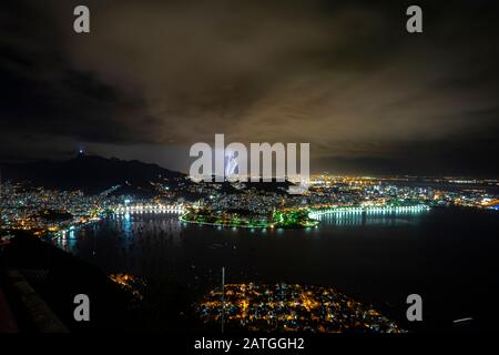 Tempesta di fulmini sopra l'aeroporto Santos Dumont, tra Rio de Janeiro e Niteroi, visto dal Pao de Acucar (Pan di zucchero) Foto Stock