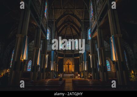 Bariloche, ARGENTINA, 18 GIUGNO 2019: Interno della Cattedrale di Nuestra Senora del Nahuel Huapi. Decorato con molte bandiere argentine Foto Stock