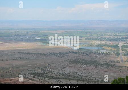 Inizio estate in Colorado: Guardando a nord Dal Colorado National Monument al fiume Colorado, alla città di Fruita, alla Grand Valley e alle scogliere del libro Foto Stock