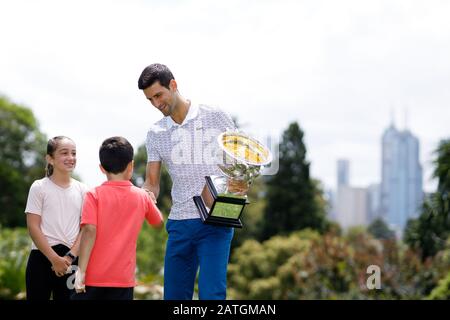 Novak DJOKOVIC (SRB) durante un trofeo fotografico presso i Royal Botanical Gardens di Melbourne dopo aver vinto l'Australian Open 2020 Foto Stock