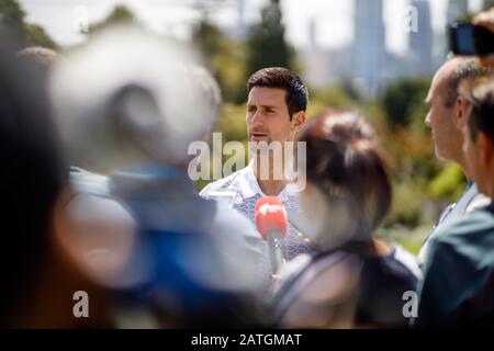 Novak DJOKOVIC (SRB) durante una conferenza stampa ai Royal Botanical Gardens di Melbourne dopo aver vinto l'Australian Open 2020 Foto Stock