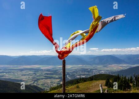 Strumento di base - indicatore di direzione del vento. Windsock sulla cima della montagna. Bandiera Windsock, misuratore di velocità del vento. Vista ravvicinata Foto Stock