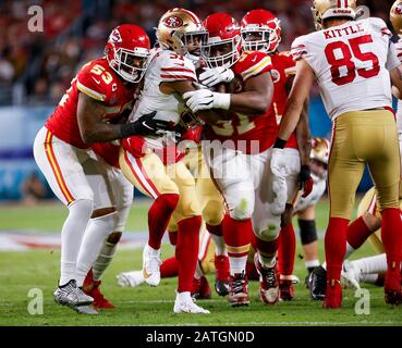 Miami Gardens, Florida, Stati Uniti. 2nd Feb, 2020. San Francisco 49ers Raheem Mostert (31) è affrontato da Kansas City Chiefs all'interno del linebacker Anthony Hitchens (53) e Kansas City Chiefs Nose Tackle Derrick Nnadi (91) in NFL Super Bowl LIV all'Hard Rock Stadium.The Chiefs battere la 49ers 31-20. Credit: Paul Kitagaki Jr./Zuma Wire/Alamy Live News Foto Stock