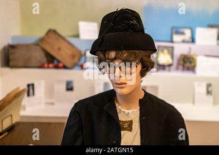 Vista ravvicinata di un manichino femminile in abbigliamento casual. Una giovane donna della vecchia 80s. Una figura di cera del segretario dell'ufficio Foto Stock