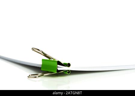 Documento Office con clip Binder su sfondo bianco Foto Stock