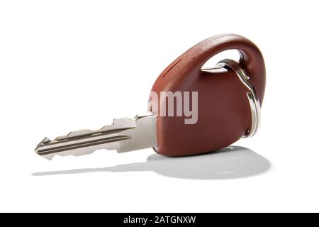 Chiave per auto di vecchio stile con piano marrone e portachiavi in metallo su bianco con ombra ad angolo obliquo Foto Stock