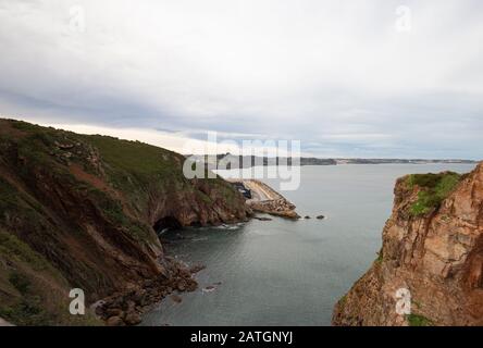 Seascape con grande scogliera, Capo Torres Foto Stock