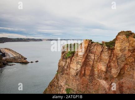 Seascape con grande scogliera, Capo Torres Foto Stock