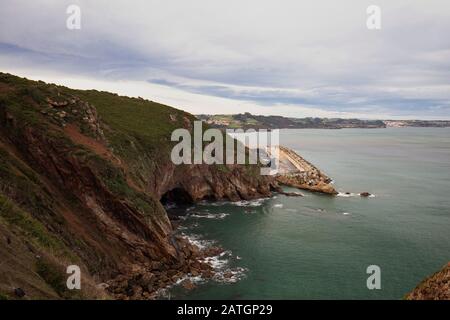 Seascape con grande scogliera, Capo Torres Foto Stock