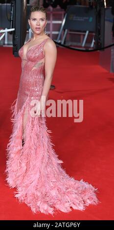 Londra, Regno Unito. 02nd Feb, 2020. L'attrice americana Scarlett Johansson frequenta il red carpet al British Academy Film Awards alla Royal Albert Hall di Londra il 2 febbraio 2020. Foto di Rune Hellestad/UPI Credit: UPI/Alamy Live News Foto Stock