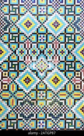 Particolare del tradizionale muro di mosaico persiano con ornamento geometrico nel palazzo del Golestan (Palazzo di marmo, Palazzo delle Rose), complesso reale Qajar a Teheran, Foto Stock