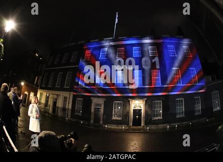 L'editore Politico della BBC Laura Kuenssberg guarda come l'orologio ha contato fino a 01 secondo prima delle 11.00 come è stato proiettato sul numero 10 Downing Street a Whitehall il giorno in cui il Regno Unito finalmente lascia l'Unione europea oggi alle 23.00, Dopo un referendum del 2016, la maggioranza degli elettori che desiderano lasciare l’UE. Da allora è stata soprannominata Brexit. Brexit, Londra, 31 Gennaio 2020 Foto Stock